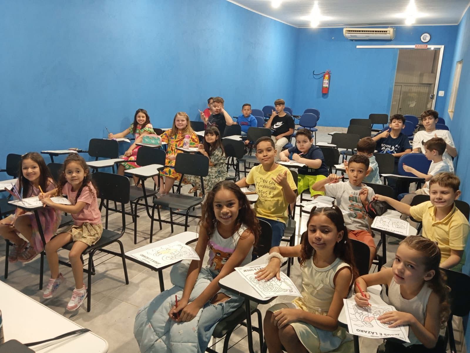 Escolinha dominical — crianças aprendendo a Palavra