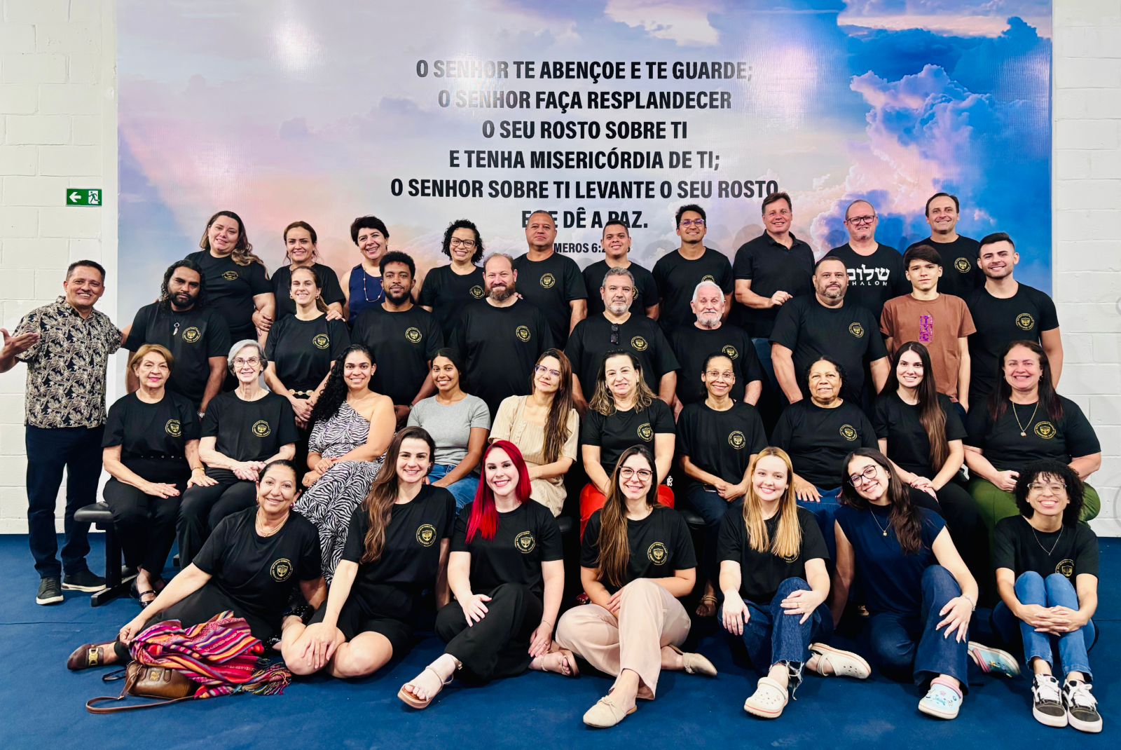 Família Shalom reunida sob a bênção sacerdotal