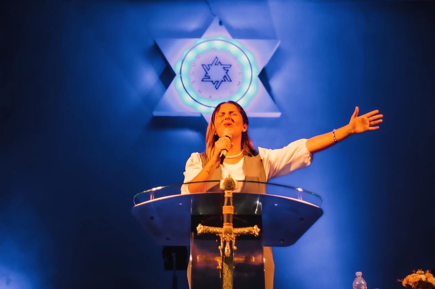 Pra. Talita ministrando no altar